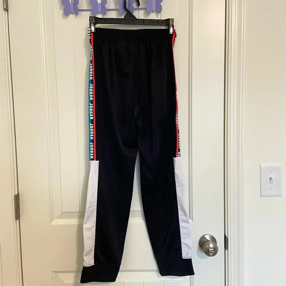 Jordan‎ boy’s black side striped decal jogger sweatpants — medium
